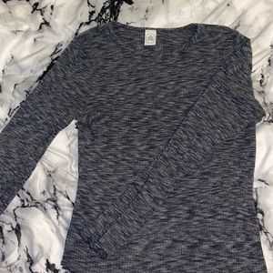gray long-sleeved crop top
